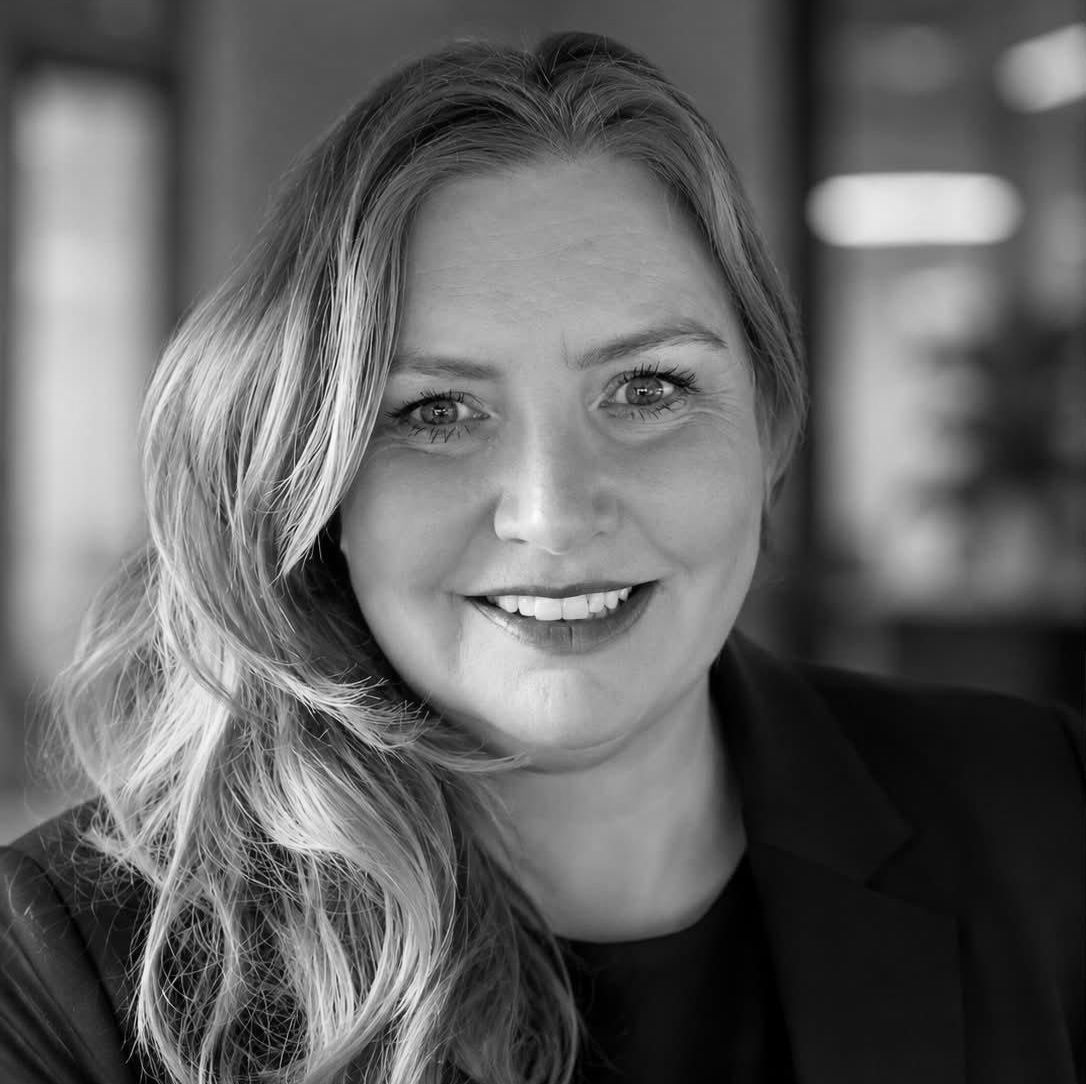 Kvinne med håret til siden